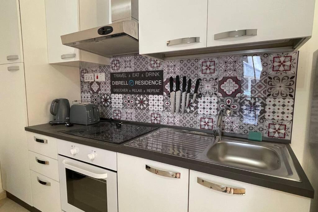 2 Bed Apt In Heart Of St Julians - 5Min From Seafront San Ġiljan Kültér fotó