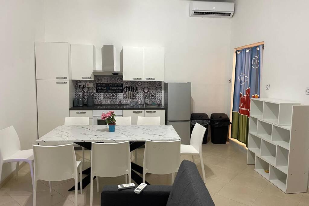 2 Bed Apt In Heart Of St Julians - 5Min From Seafront San Ġiljan Kültér fotó